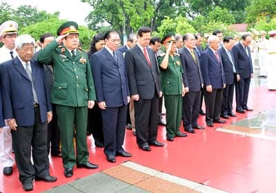 Lãnh đạo Đảng, Nhà nước dâng hương tưởng niệm các Anh hùng liệt sĩ