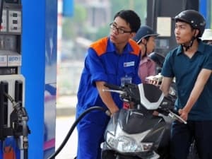 Giá xăng trong nước tăng 650 đồng/lít từ 18 giờ 30 phút