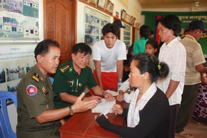 Đoàn công tác Bệnh xá 264 thăm, khám bệnh cho nhân dân Cam-pu-chia