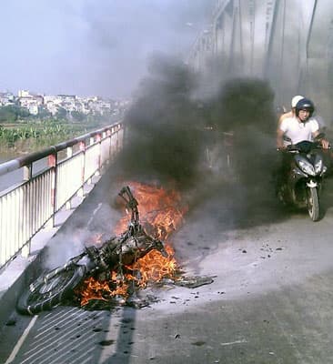 Lại cháy xe máy trên cầu Chương Dương