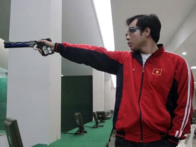 Xạ thủ Hoàng Xuân Vinh để tuột mất chiếc HCĐ ở môn bắn súng ngắn nam