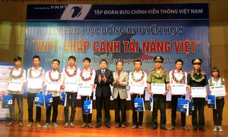 Trao học bổng cho 10 thủ khoa các trường đại học tại Hà Nội và 2 tân sinh viên vượt khó