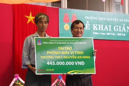 PVFCCo tài trợ hơn 500 triệu đồng trang bị máy vi tính và đồng phục học sinh