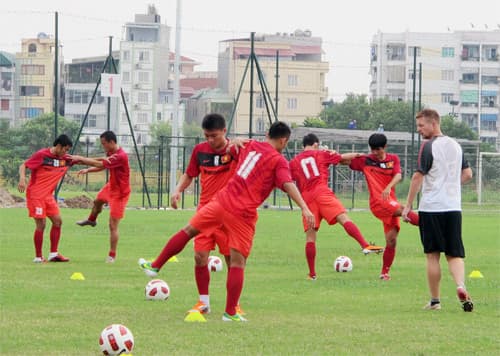 ĐTVN tập luyện bài phối hợp nhỏ ở cự ly ngắn và trung bình