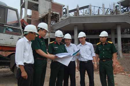 Ngày cao điểm ở công trình trung tâm hỗ trợ thanh niên