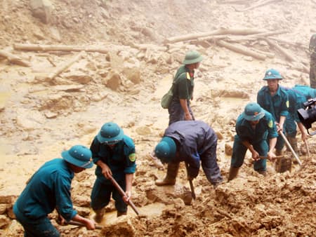 Tiếp tục tìm kiếm nạn nhân bị vùi lấp do lở núi ở Yên Bái