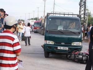Đà Nẵng: Xe tải va chạm với xe máy, 2 người chết