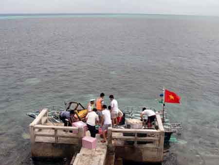 Đảo chìm Đá Đông đón hàng, quà Tết