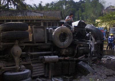 Quảng Trị: Xe tải bốc cháy ngay cạnh cây xăng