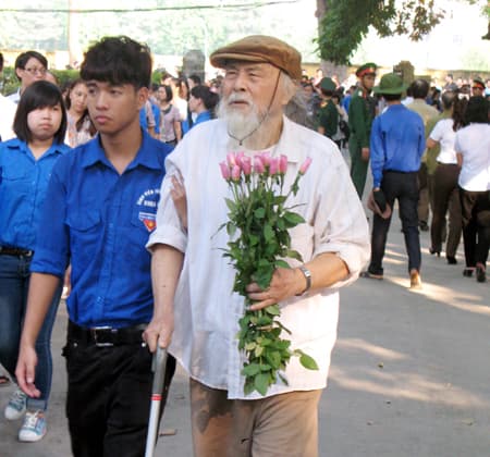 Những người cố  ghìm lòng “không được khóc”!