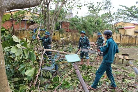 Bộ đội Không quân giúp dân “dọn bão”