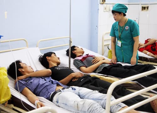 Hơn 100 công nhân nhập viện do ngộ độc thực phẩm