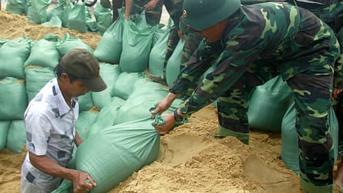 Ninh Bình tạm ngừng hoạt động vận tải, các gia đình ven biển miền Trung tự đào hầm trú ẩn
