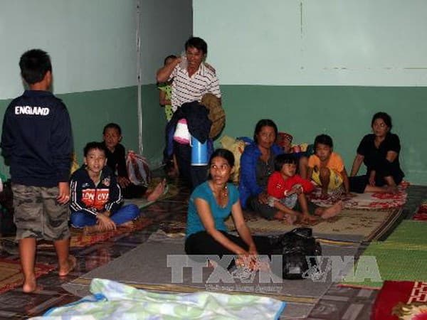 2 người chết, 30 người bị thương trước bão