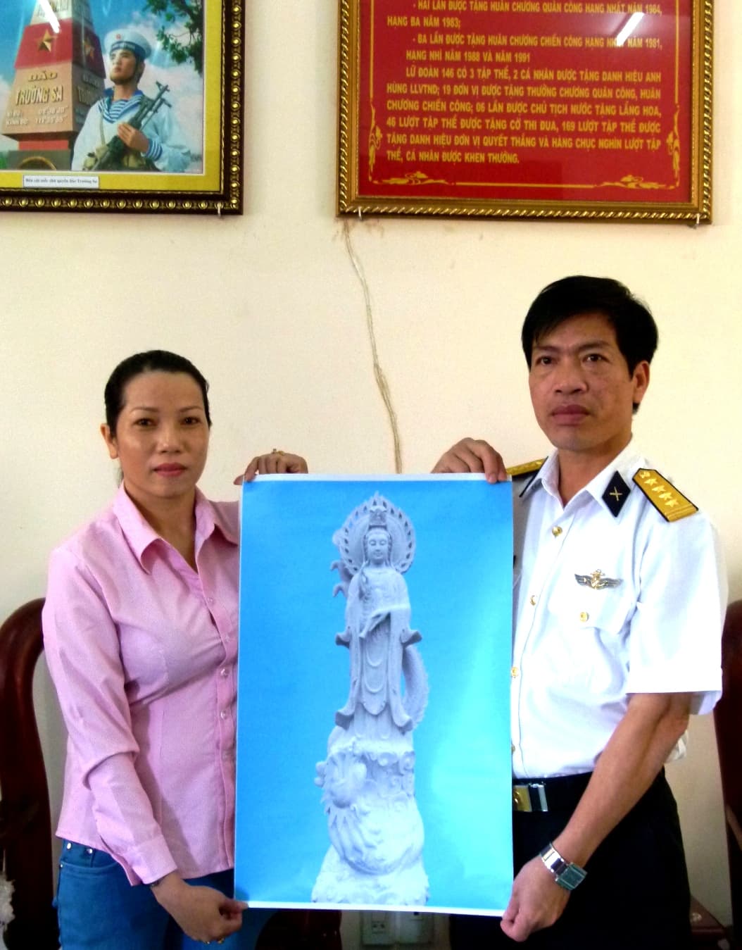 Trao tượng Phật Quan âm tặng chùa đảo Nam Yết, thuộc xã đảo Sinh Tồn