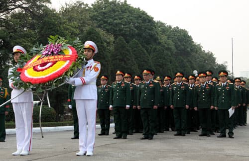 Thượng tướng Ngô Xuân Lịch dâng hương Đại tướng Nguyễn Chí Thanh