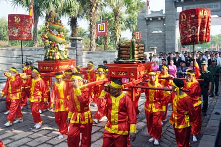 Dâng cúng bánh tét Quốc tổ Hùng Vương