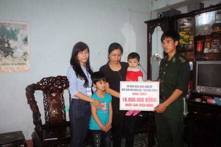 Thăm, tặng quà gia đình liệt sĩ Lương Minh Năm