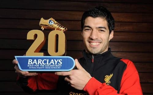 Suarez tiếp tục hạ van Persie để giành “Giầy vàng”