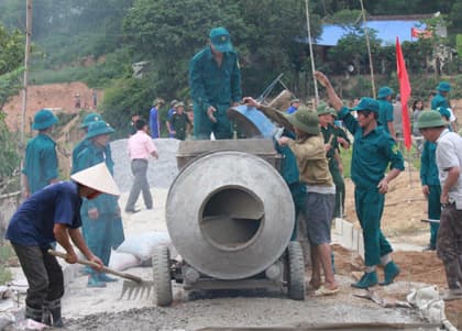 Cán bộ làm trước…
