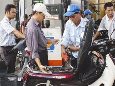 Giá xăng Ron 92 tiếp tục giảm hơn 300 đồng mỗi lít