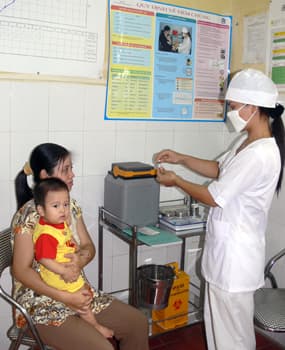 Tiêm vắc-xin cho trẻ: Lại thêm băn khoăn về y đức