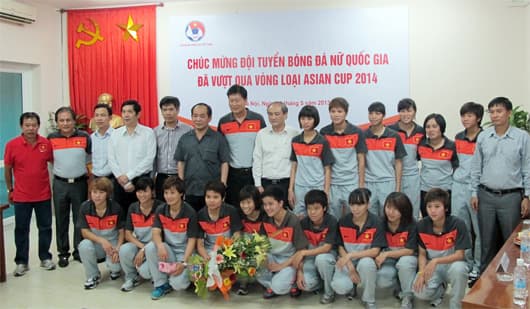 Khen thưởng đội tuyển bóng đá nữ quốc gia