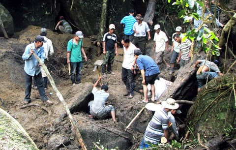 Bắt tạm giam phó giám thị trại tạm giam