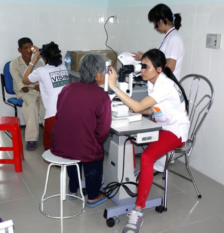 Gần 800 người nghèo được mổ mắt và điều trị nha khoa miễn phí