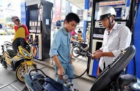 Giá xăng giảm 300 đồng/lít