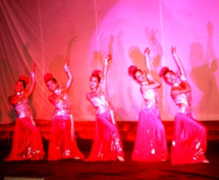 Biểu diễn nghệ thuật ca ngợi Đảng quang vinh, Bác Hồ vĩ đại