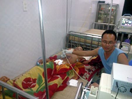 Cấp cứu kịp thời một ngư dân bị tai nạn trên biển