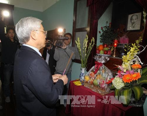 Tổng Bí thư Nguyễn Phú Trọng dâng hương tưởng niệm Bác Hồ