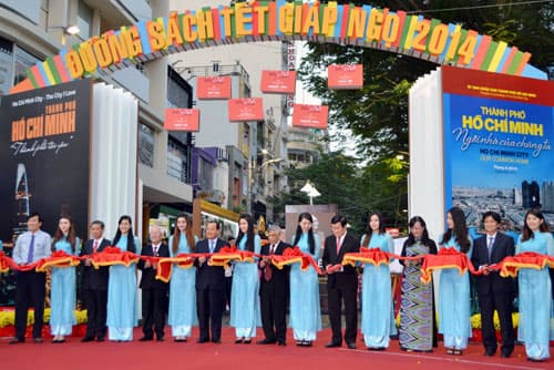 Chủ tịch nước Trương Tấn Sang dự khai mạc đường sách Xuân Giáp Ngọ