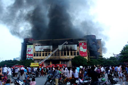 Khởi tố bị can, bắt tạm giam 3 đối tượng liên quan đến vụ cháy Trung tâm thương mại Hải Dương