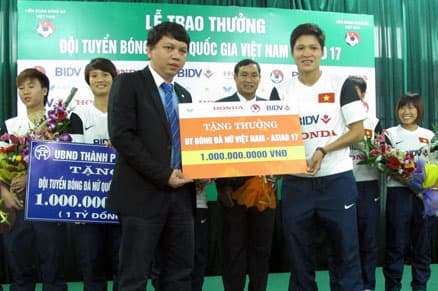 Trao thưởng cho đội tuyển bóng đá nữ Quốc gia