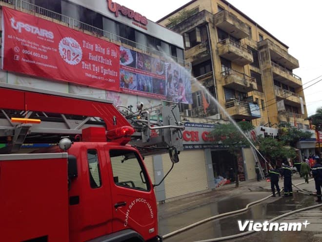 Cháy lớn tại cửa hàng bán thức ăn nhanh thuộc quận Thanh Xuân Bắc
