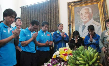 ĐT bóng đá Việt Nam dâng hương tại Đài tưởng niệm các anh hùng liệt sĩ