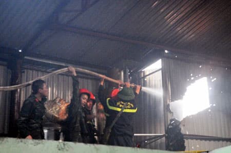Cán bộ, chiến sĩ Tiểu đoàn Đặc công 18 tham gia chữa cháy