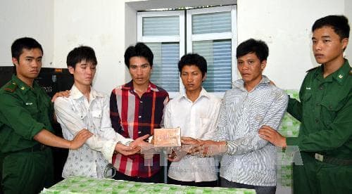 Bắt quả tang 4 đối tượng mua bán trái phép chất ma túy