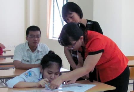 Hai thí sinh khuyết tật được xét đặc cách vào PTIT