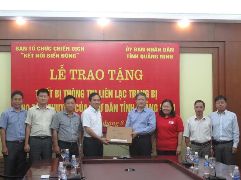 Tặng thiết bị liên lạc cho ngư dân đi biển