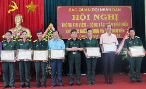 Cộng tác viên thẳng thắn góp ý xây dựng Báo Quân đội nhân dân