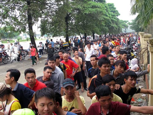 Vé "chợ đen" lên cơn sốt, hàng rào sắt vây quanh VFF bị sụp đổ