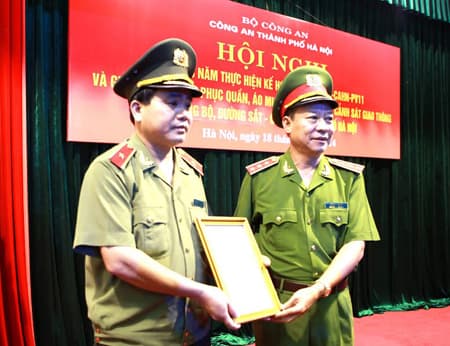 Khen thưởng Công an TP Hà Nội khống chế, bắt giữ tội phạm