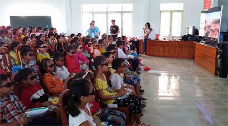 Hơn 5.000 trẻ em nghèo có cơ hội  xem “Rạp phim yêu thương”