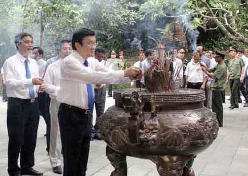 Chủ tịch nước Trương Tấn Sang dâng hương tưởng niệm các Vua Hùng