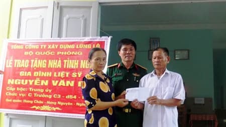 Bàn giao Nhà tình nghĩa cho gia đình liệt sĩ Nguyễn Văn Dư