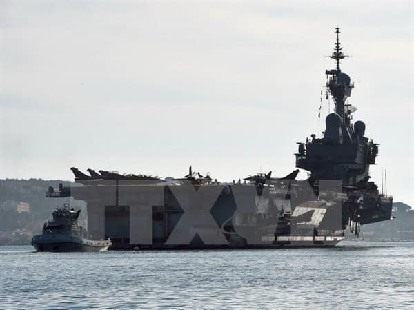 Máy bay Pháp cất cánh từ tàu Charles de Gaulle để tiêu diệt IS