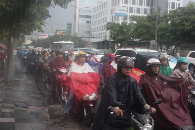 Mưa lớn, nhiều tuyến đường ở TP Hồ Chí Minh ngập sâu gây ùn tắc cục bộ